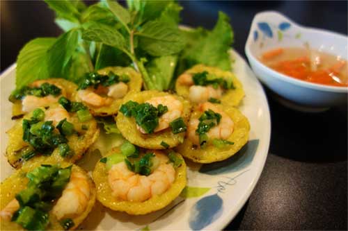 A plate of bánh khọt © kennejima