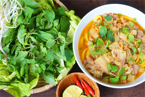 A bowl of Mì quảng © xuanhuongho / Shutterstock